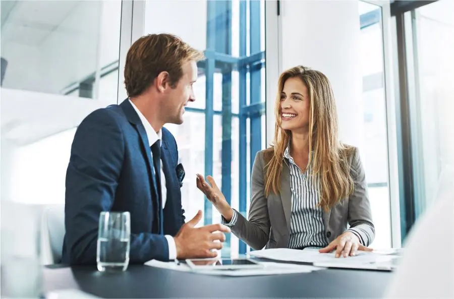 Une femme et un homme discutent avec intérêt.