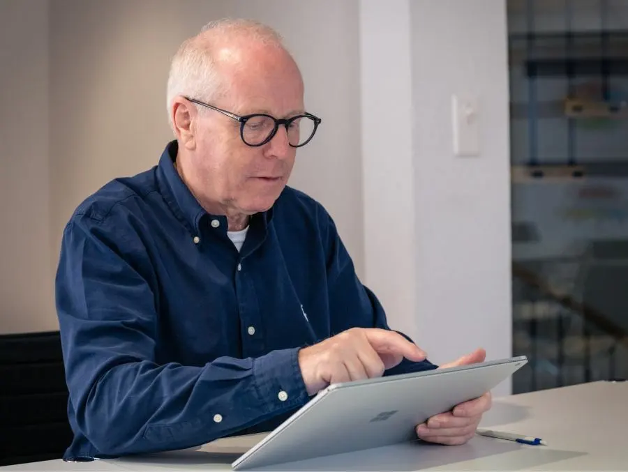 Un homme de l'équipe future-cube travaille avec concentration sur une tablette.